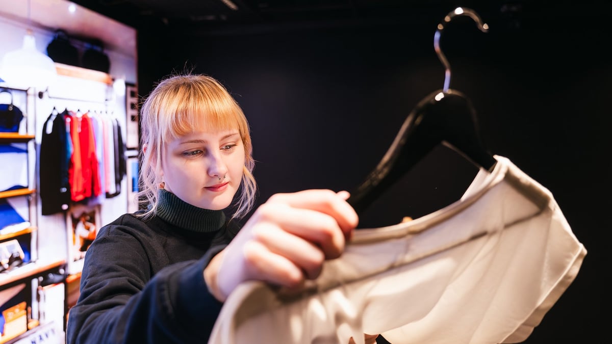 Itä-Suomen yliopistossa on avattu moniaistilaboratorio SenseLab, jossa tutkitaan tuoksujen, äänien ja valaistuksen vaikutusta kuluttajien valintoihin. 