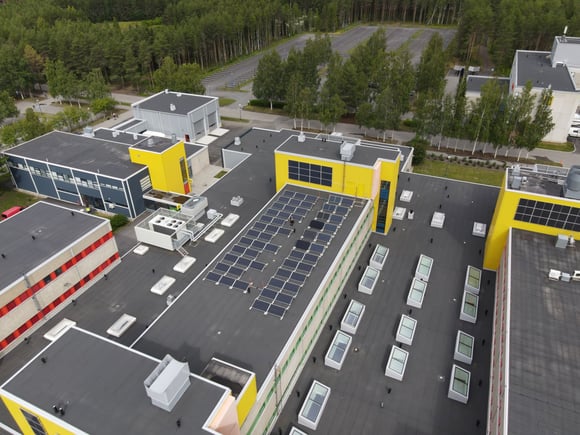 Oulun yliopiston kampuksen katot valjastettiin aurinkopaneelitutkimukseen ja energiansäästöön