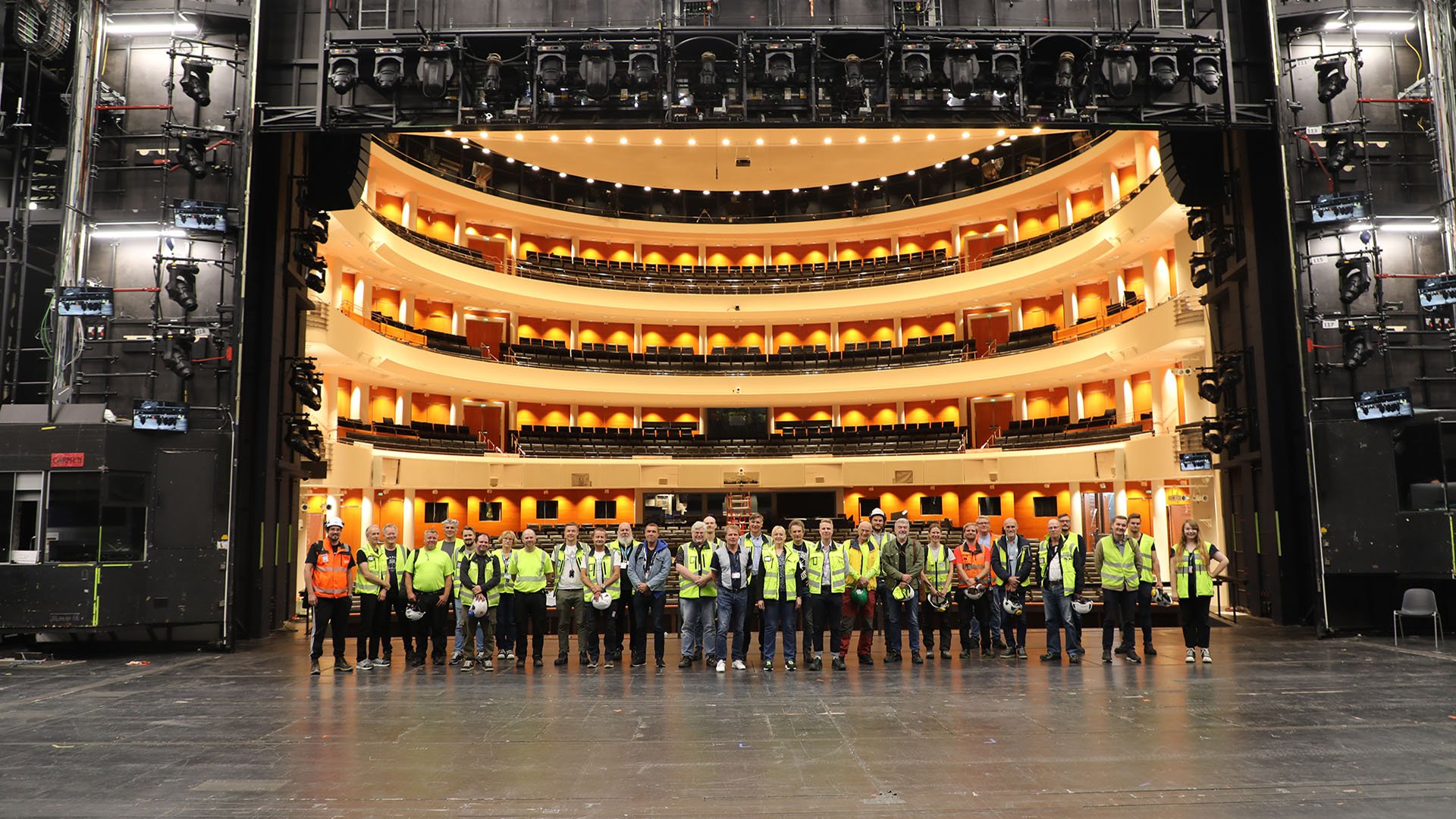 Tilaajalle AINS PJP -malli tarjoaa varmuuden kustannustehokkuudesta, laadusta ja aikataulusta – ja parhaasta tiimistä. Tässä ollaan Oopperatalon peruskorjatulla näyttämöllä. 