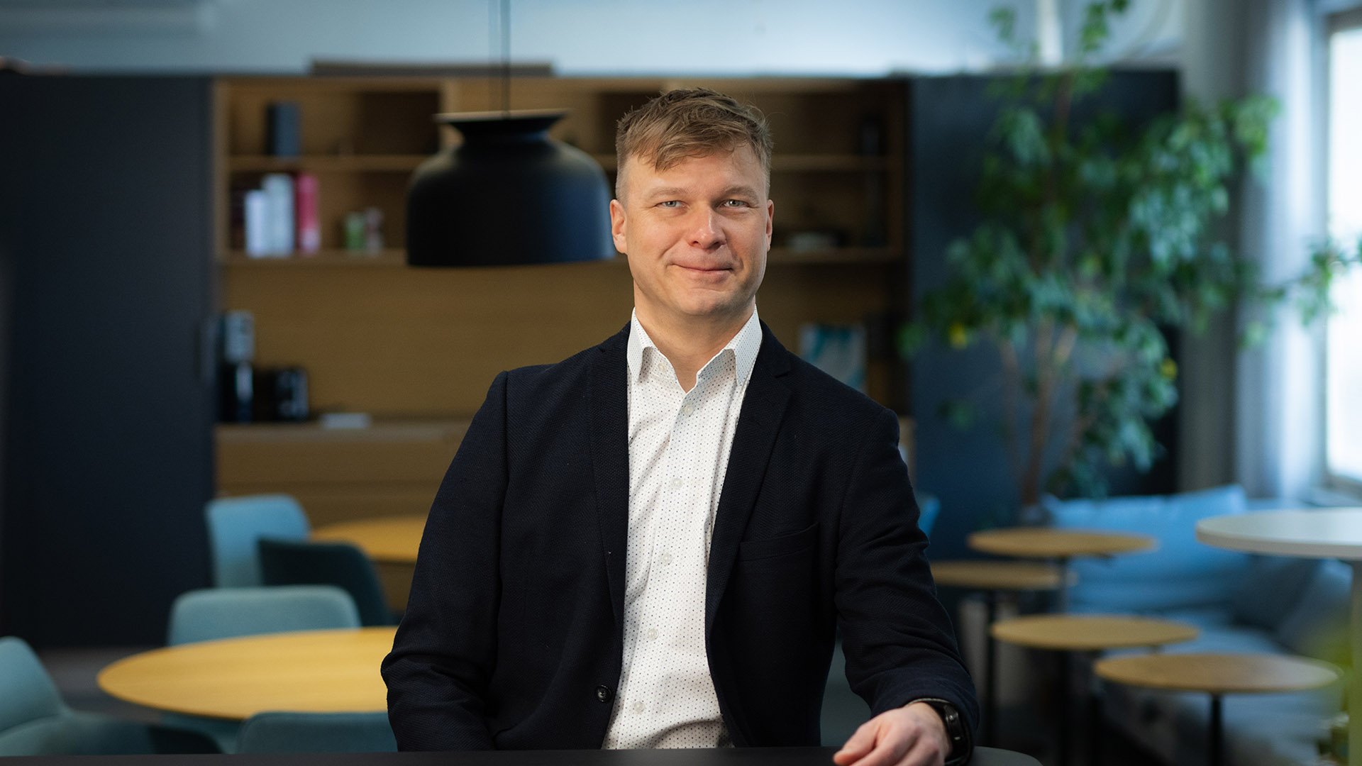 Datakeskusrakennuttamisen asiantuntija Mika Luukkonen kertoo, että datakeskuksissa laadulliset ja aikataululliset vaatimukset ovat korkealla, mikä tekee hankkeista ammatillisesti todella kiinnostavia.