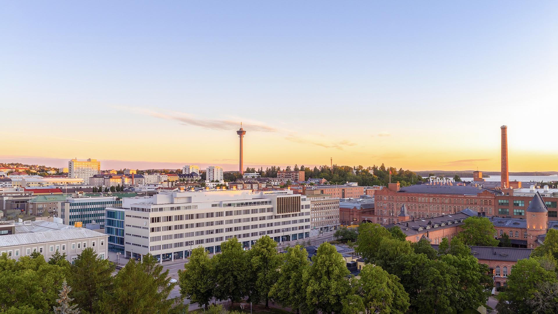 Ilmakuvassa Tampereen kaupungintalon peruskorjattu osa sekä laajennusosan Puutarhakadun puoleinen julkisivu. Kuva Outi Aalto