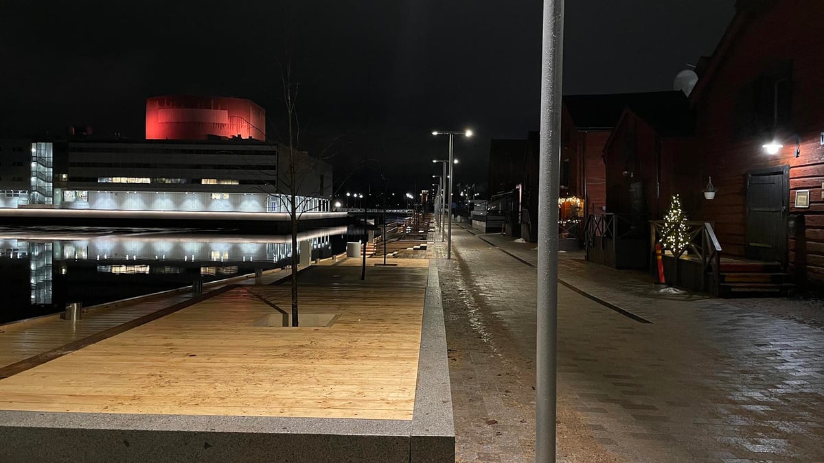 Oulun torirannan peruskorjaus on valmistunut etuajassa, ja alue avautui kaupunkilaisille joulukuussa 2025 entistä merellisempänä ja viihtyisämpänä. A-Insinöörit vastasi rakenteiden, infran ja valaistuksen suunnittelusta.
