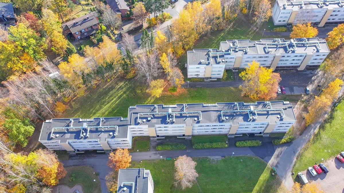 Espoon Laaksolahdessa sijaitsevassa Asunto Oy Lähderannassa on käynnissä mittava julkisivusaneeraus, jossa 1960-luvulla valmistuneiden rakennusten julkisivut uudistetaan energiatehokkaiksi alkuperäistä arkkitehtuuria kunnioittaen. 