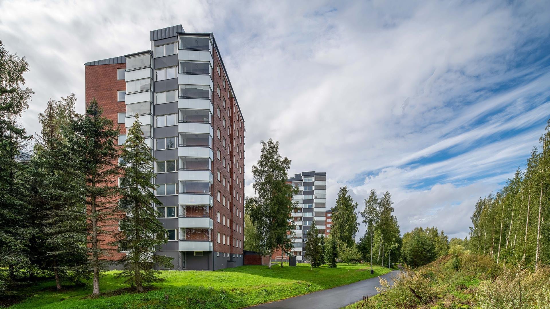 Meiltä asiantuntemusta asunto-osakeyhtiön kestävän kehityksen tavoitteiden saavuttamiseksi.