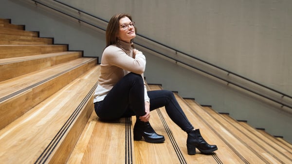 Elli Kinnunen tuntee rakennusmaterialiaalien hiilijalanjäljen ja opastaa vähähiilisiin valintoihin.