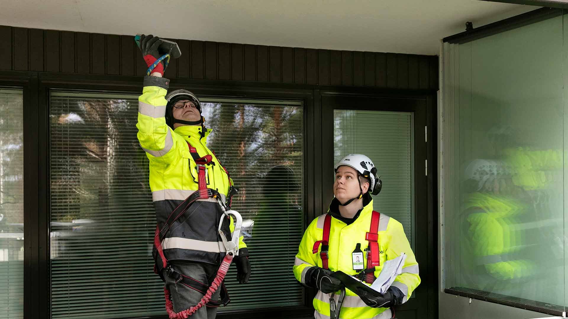 Roope Repo ja Timo Kyösti tekevät julkisivun kuntotutkimusta