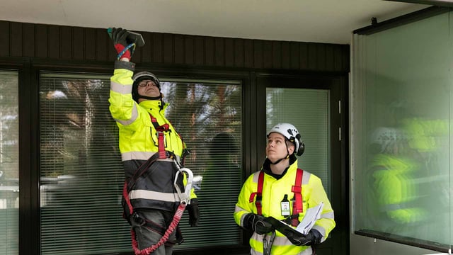 A-Insinöörien rakennusinsinööri Roope Repo ja vanhempi konsultti Timo Kyösti arvostavat työssäoppimista ja tiedon jakamista korjaussuunnitteluyksikössä, jossa pääsivät yhdessä tekemään julkisivun kuntotutkimusta.