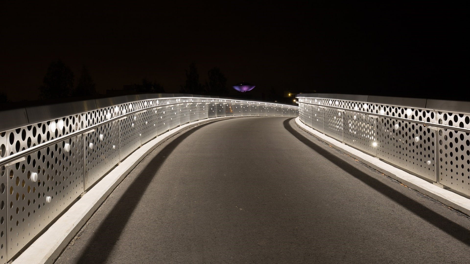 Palkittu Matinkartanon silta Espoossa on yksi LiCon-AT:n valaistussuunnittelun taidonnäyte.