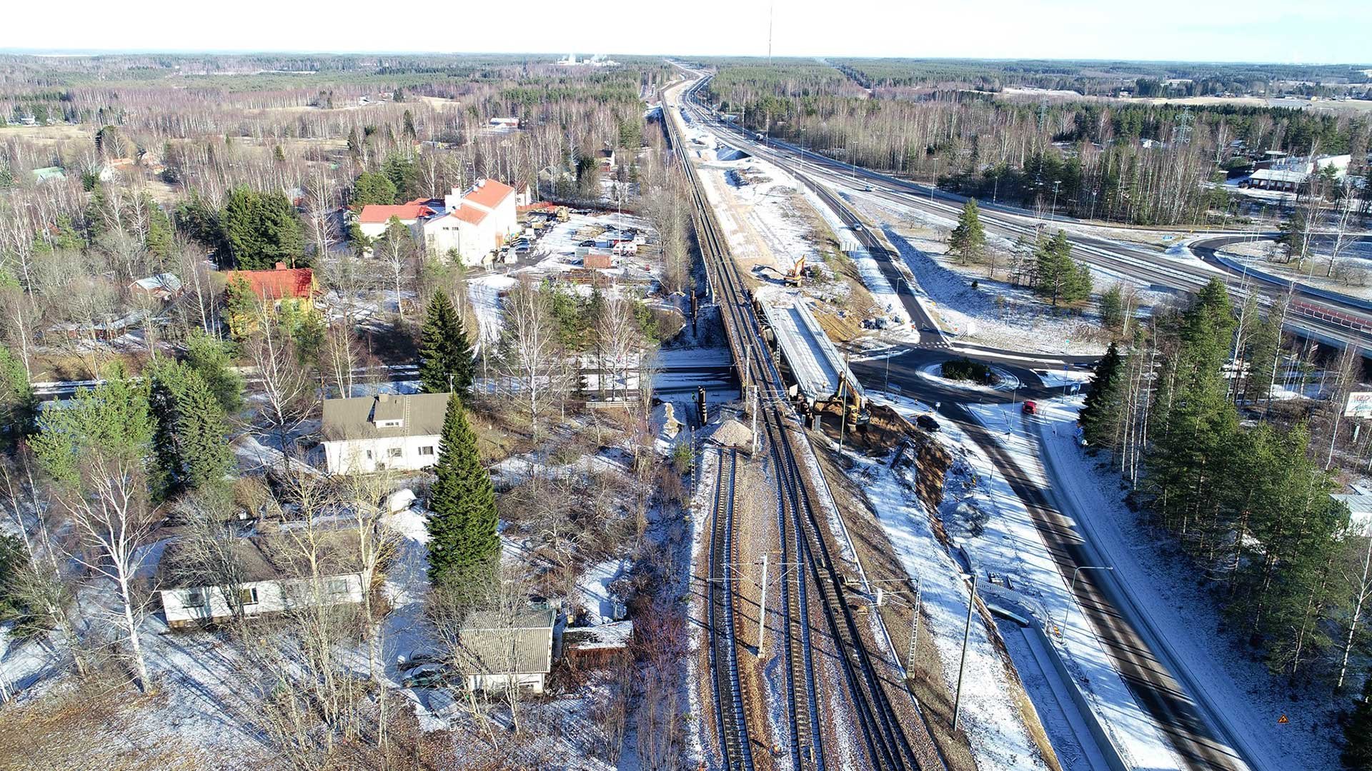 Karjalan radalla Joutsenon ja Imatran välillä rakennetaan pohjaa uudelle kaksoisradalle. Uusi tuplaraide on osa Luumäki-Imatra-ratahanketta, jonka tavoitteena on lisätä erityisesti tavarakuljetusten kapasiteettia ja vähentää raideliikenteen häiriöitä. Proxion ja A-Insinöörit ovat suunnittelijoina mukana Väylän monivaiheisessa hankkeessa.