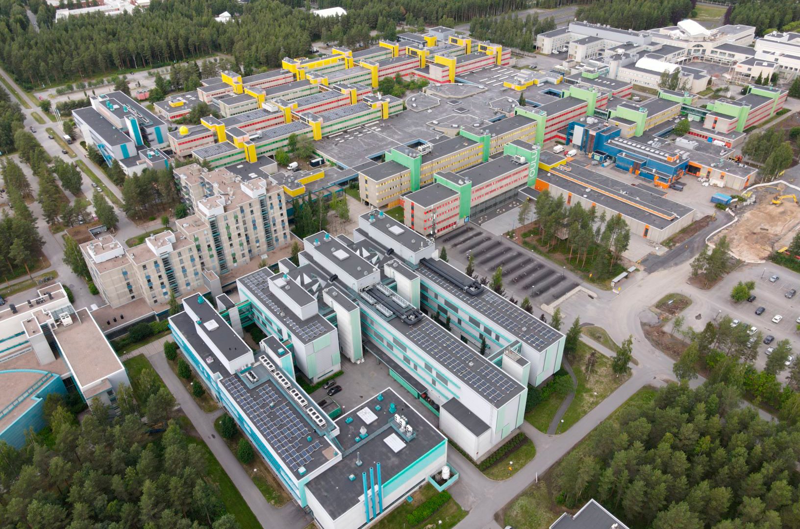 Säädeltävät aurinkopaneelit tuottavat tutkimustietoa Oulun yliopiston kampuksen katoilla