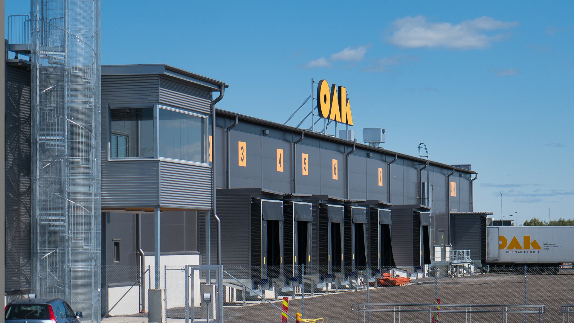 Oulun Autokuljetus, OAK, tarvitsi uuden terminaali vanhojen tilojen jäädessä pieniksi toiminnan kasvettua.