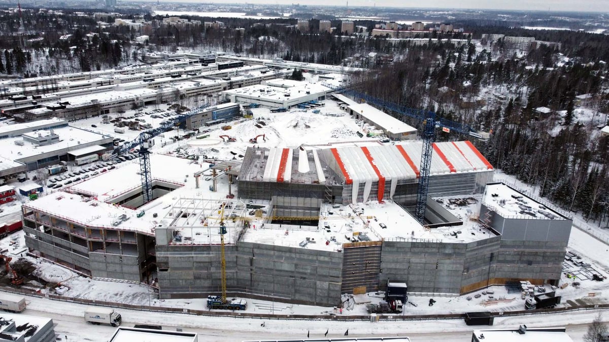 Stadin ammatti- ja aikuisopiston suurkampus näyttää suuntaa kestävälle rakentamiselle – uutta seinää kierrätystiilistä