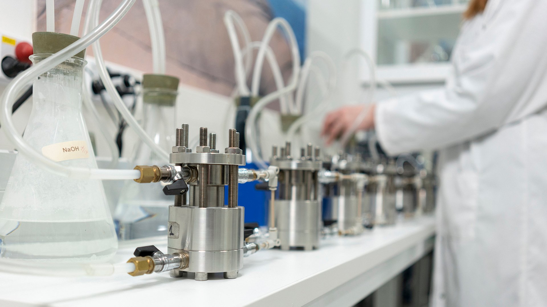 We provide cleanroom engineering services for various industrial sectors, including electronics and semiconductor industries, biotechnology and pharmaceutical industries, food industry, as well as hospitals and research institutions.