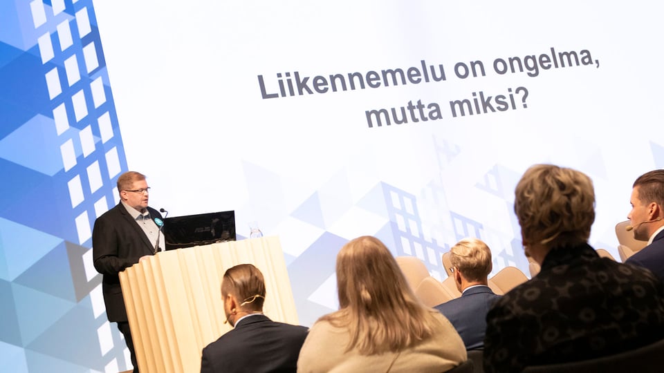 A-Insinöörien yksikönjohtaja Mikko Kylliäinen jakoi oppejaan meluntorjuntaan Rohkeasti parempaa -seminaarissa 5.10.2021.