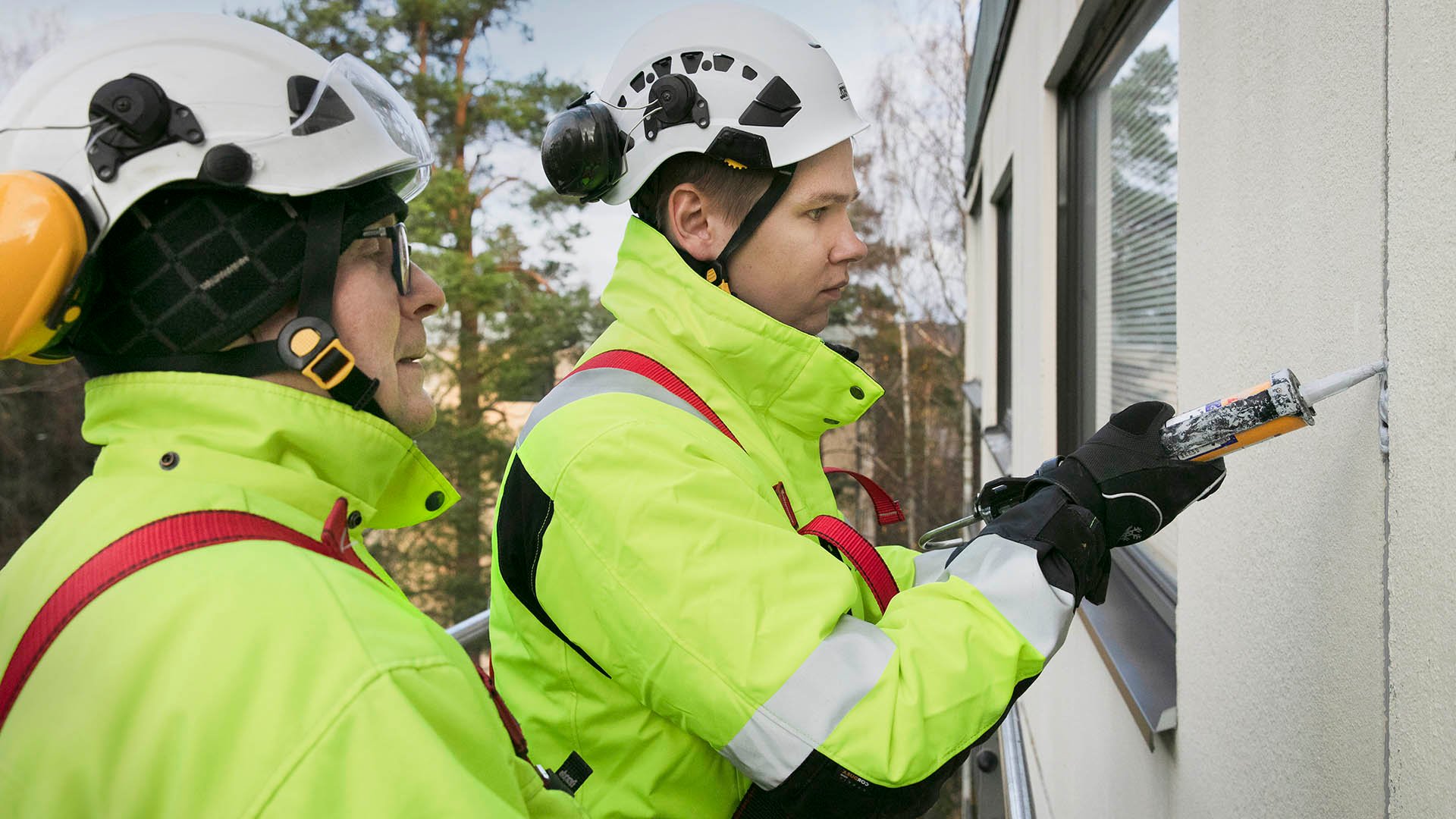 Teemme kuntotutkimuksia kaikentyyppisten rakennusten betoni-, puu- ja tiilijulkisivuille taloyhtiöistä suojeltuihin arvorakennuksiin.