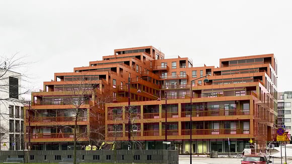 Arkkitehtuuriltaan poikkeuksellinen terassitalo Ambra valmistui Helsingin Jätkäsaareen