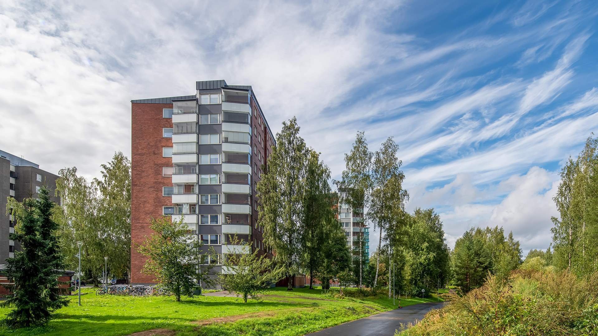 Tutkimme maaperän ja pohjaveden laadun sekä mahdollisen pilaantuneisuuden, varmistaen turvalliset ja laadukkaat rakentamisolosuhteet.