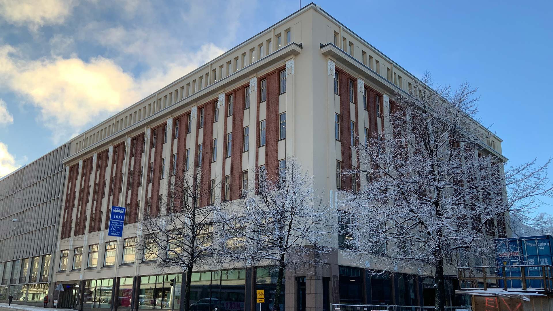 Siltasaari 10 was renovated with respect for its original character into commercial, restaurant, and office spaces.