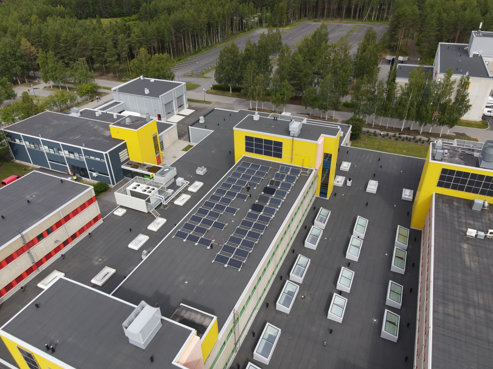 Oulun yliopiston kampuksen katot valjastettiin aurinkopaneelitutkimukseen ja energians&auml;&auml;st&ouml;&ouml;n