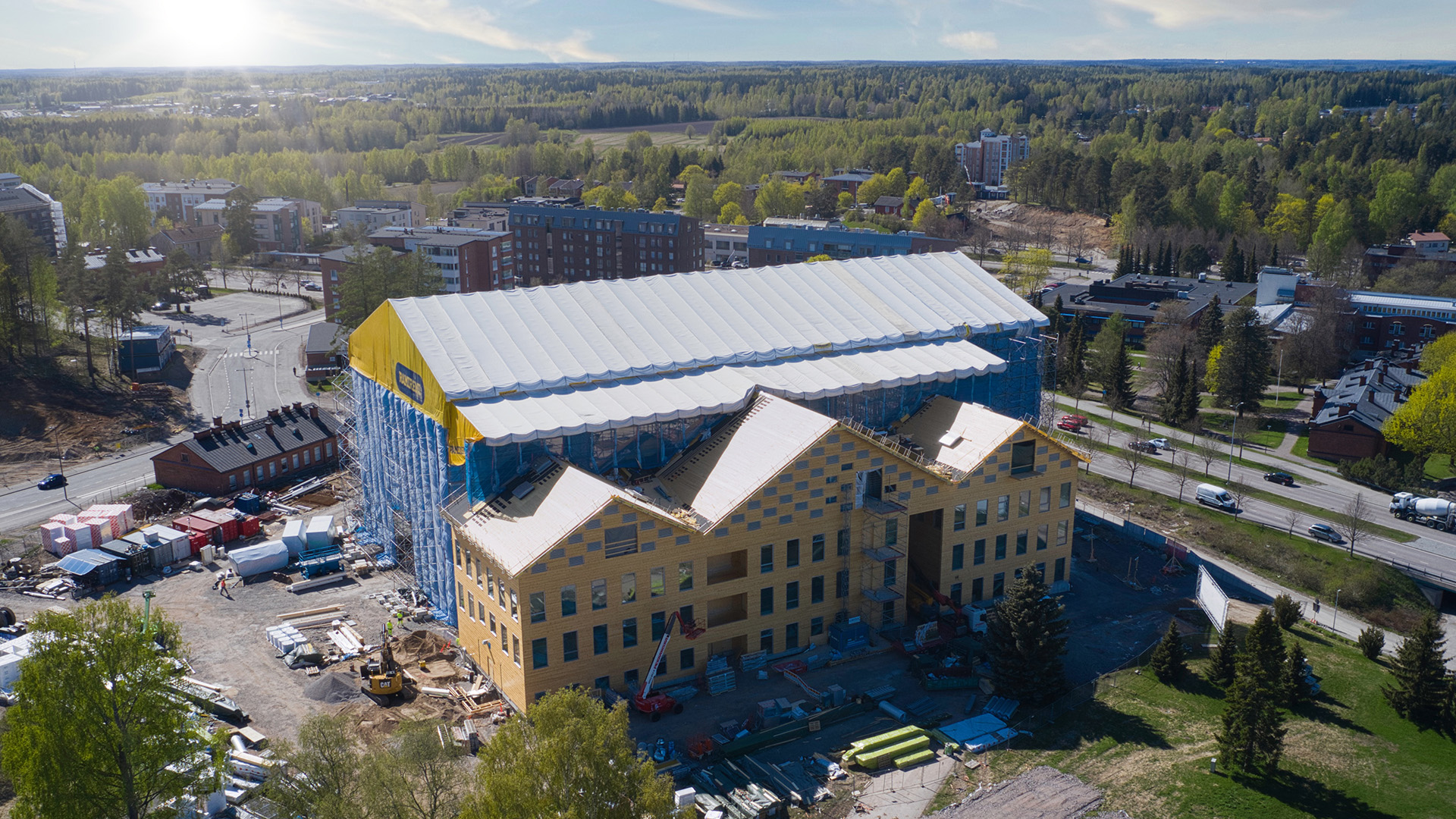 Moderni hirsikoulu Monio yhdist&auml;&auml; materiaalit ja kuntalaiset