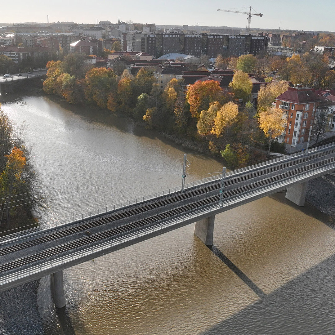 Aurajoen ylittävä uusi kaksiraiteinen ratasilta, Nummen alikulkusilta sekä Raunistulan kevyen liikenteen uusi silta avataan liikenteelle Turussa. 